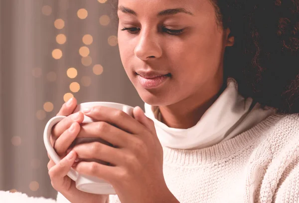 Woman holding tea mug — Stock Photo, Image