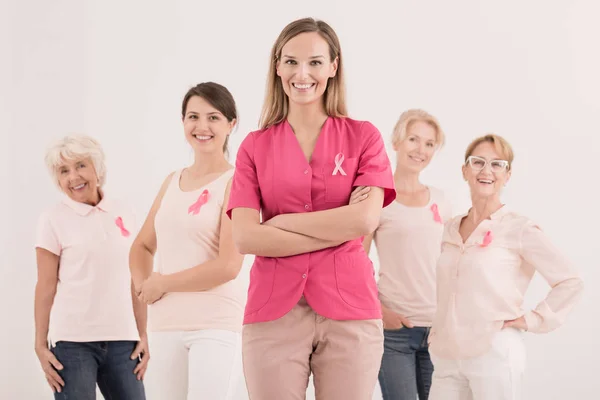 Frauen mit rosa Schleifen — Stockfoto