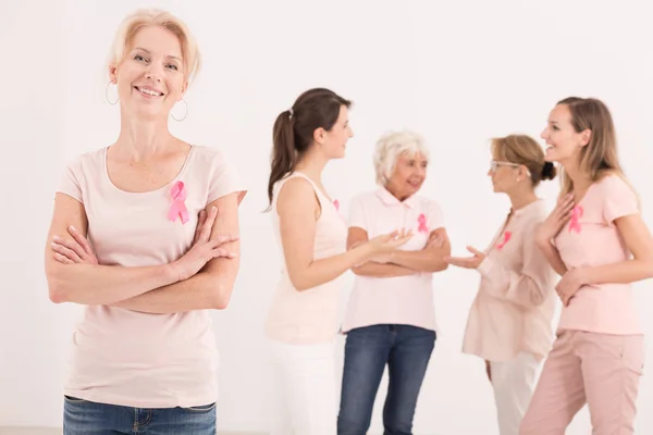 Sobrevivientes de cáncer de mama multigeneracional feliz — Foto de Stock