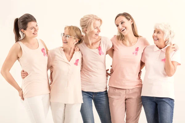 Cinco mujeres con cintas de cáncer —  Fotos de Stock