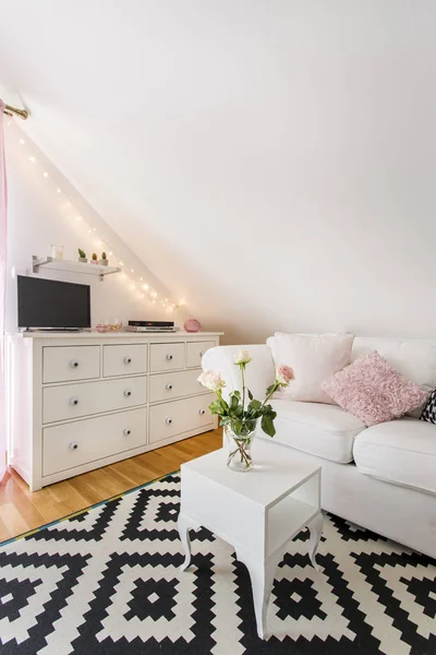 Sofa im hellen Wohnzimmer — Stockfoto