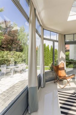 İç manzaralı terasta