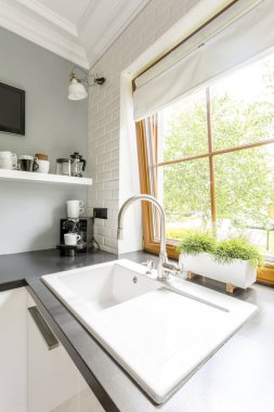 Beyaz modern mutfak lavabo