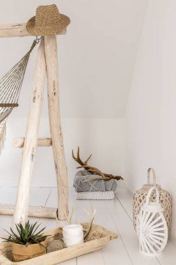 Ahşap çerçeve üzerine şapka