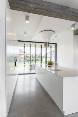 Mutfakta büyük pencere