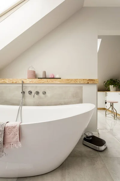 Tavan arasında tek renkli banyo — Stok fotoğraf