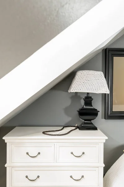 Класична лампа на білій шафі — стокове фото