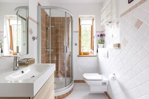 Dusche im kleinen weißen Badezimmer — Stockfoto
