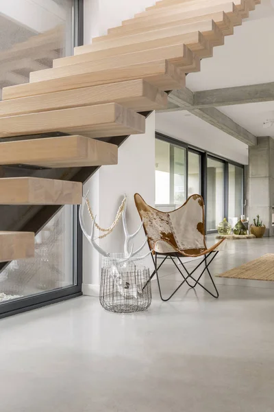 Деревянные лестницы в современном доме — стоковое фото