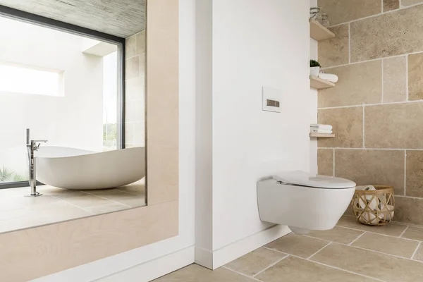 Toalett med hvite møbler – stockfoto