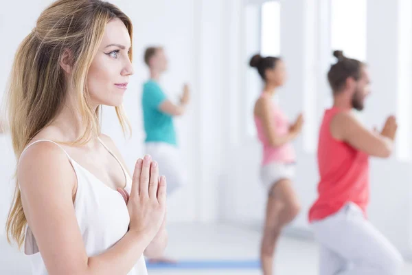 Vrouw genieten van yoga-oefeningen — Stockfoto