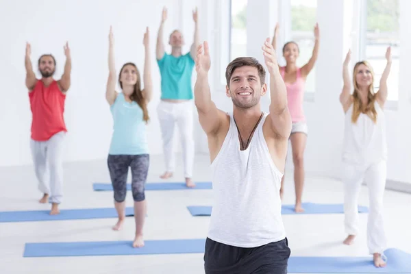 Relaxing in crescent lunge pose — Stock Photo, Image