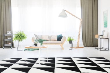 Parlak oturma odasında halı