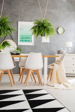 Poster ve eğrelti otları ile iç