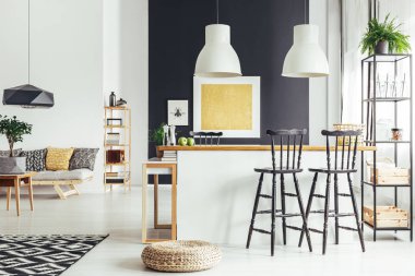 Rustik bar tabureleri ile Oda