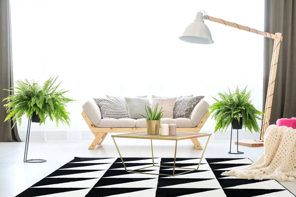 Sofa in appartement met varens — Stockfoto