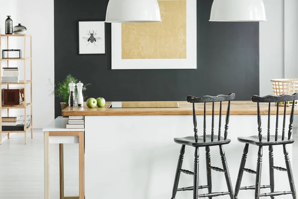 Habitación con taburetes de bar negro — Foto de Stock