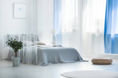 Sakin yatak odasında dekoratif gölgelik