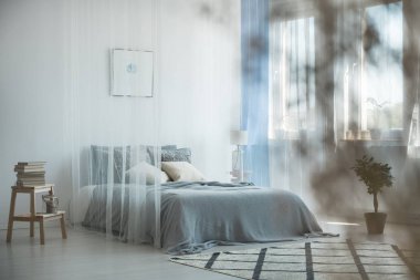 Basit süslemeleri ile benzersiz yatak odası