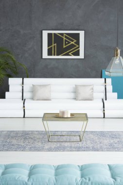 Yastıklar üzerinde kağıt tüpler