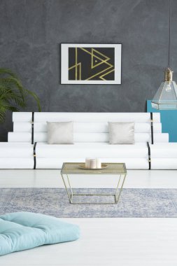 Zemin üzerinde mavi yastık