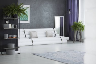 Metal taburede bitki