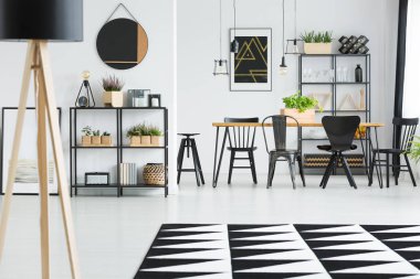 Tablo önünde halı