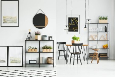 Posterler ile yemek odası