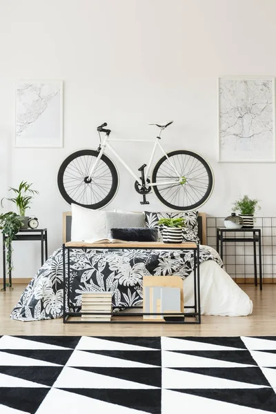 Белый велосипед в спальне подростка — стоковое фото
