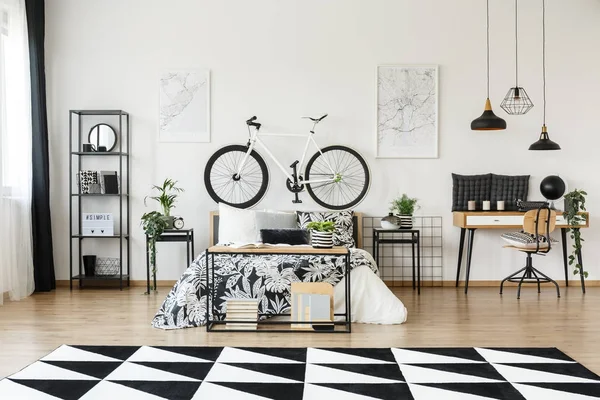 Schreibtisch und Fahrrad im Schlafzimmer — Stockfoto