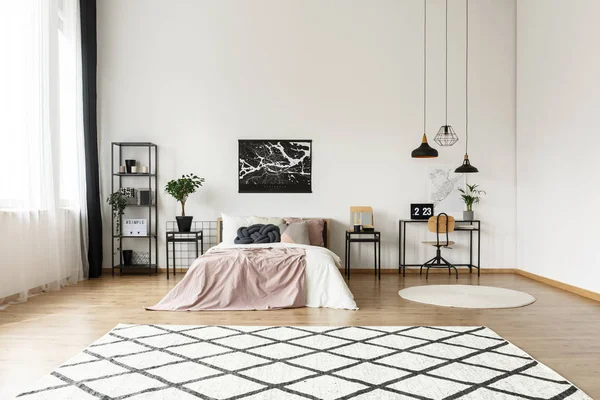 Paski dywan w sypialni — Zdjęcie stockowe