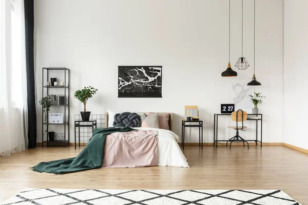 Yatağa atılan battaniye