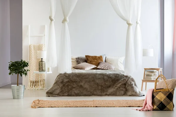 Slaapkamer met groot bed deken — Stockfoto