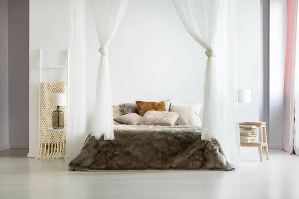 Bont beddengoed in comfortabele interieur — Stockfoto