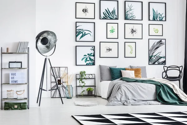 Modern yatak odasında endüstriyel lamba