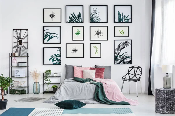 Design stoel in lichte slaapkamer — Stockfoto