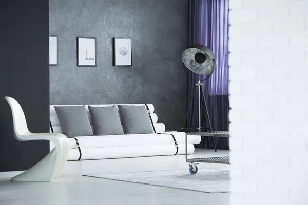 Лампа рядом с DIY диван — стоковое фото
