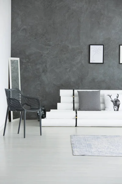 Modernt vardagsrum med stol — Stockfoto