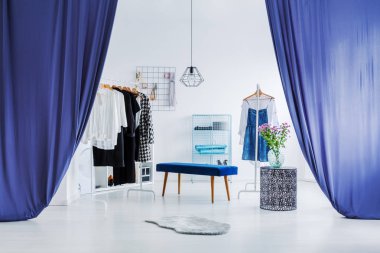 Beyaz, minimal soyunma odası