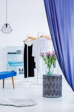 Modern dolap şık giysileriyle