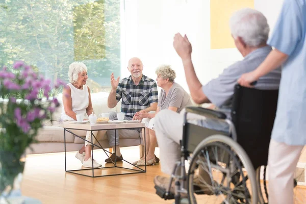 Senior mensen gastvrij vriend — Stockfoto