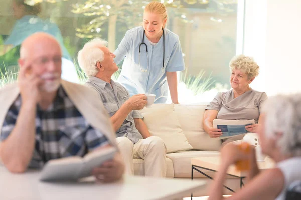 Anciano preguntando al doctor — Foto de Stock