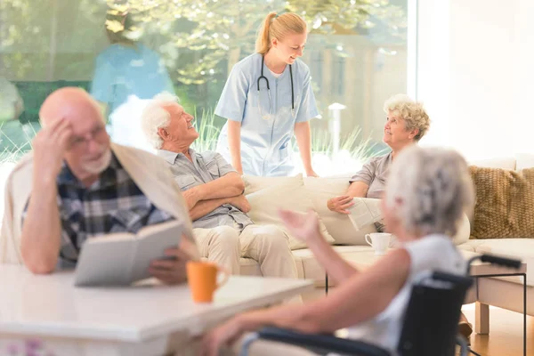 Infermiera durante le attività quotidiane — Foto Stock