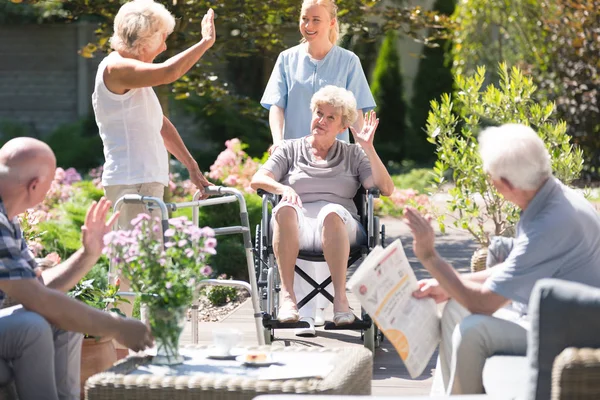 Женщина в инвалидной коляске в саду — стоковое фото