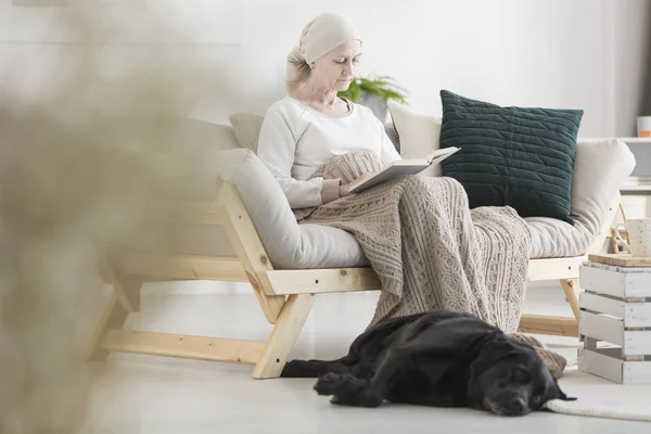 Zieke vrouw leesboek — Stockfoto