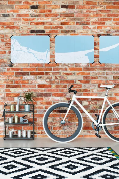 Велосипед против стены из красного кирпича — стоковое фото