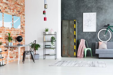 Geniş kontrast renk çatı iç