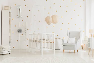 Gölgelik ile ahşap beşik