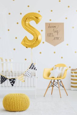 Halı üzerinde sarı kabarık