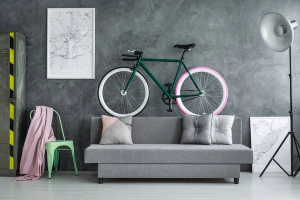 Donker grijs studio met fiets — Stockfoto